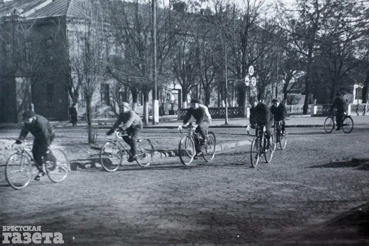 Ученики велошколы во время тренировки. Улица Московская (пр-т Машерова). Брест. 1960-е годы.