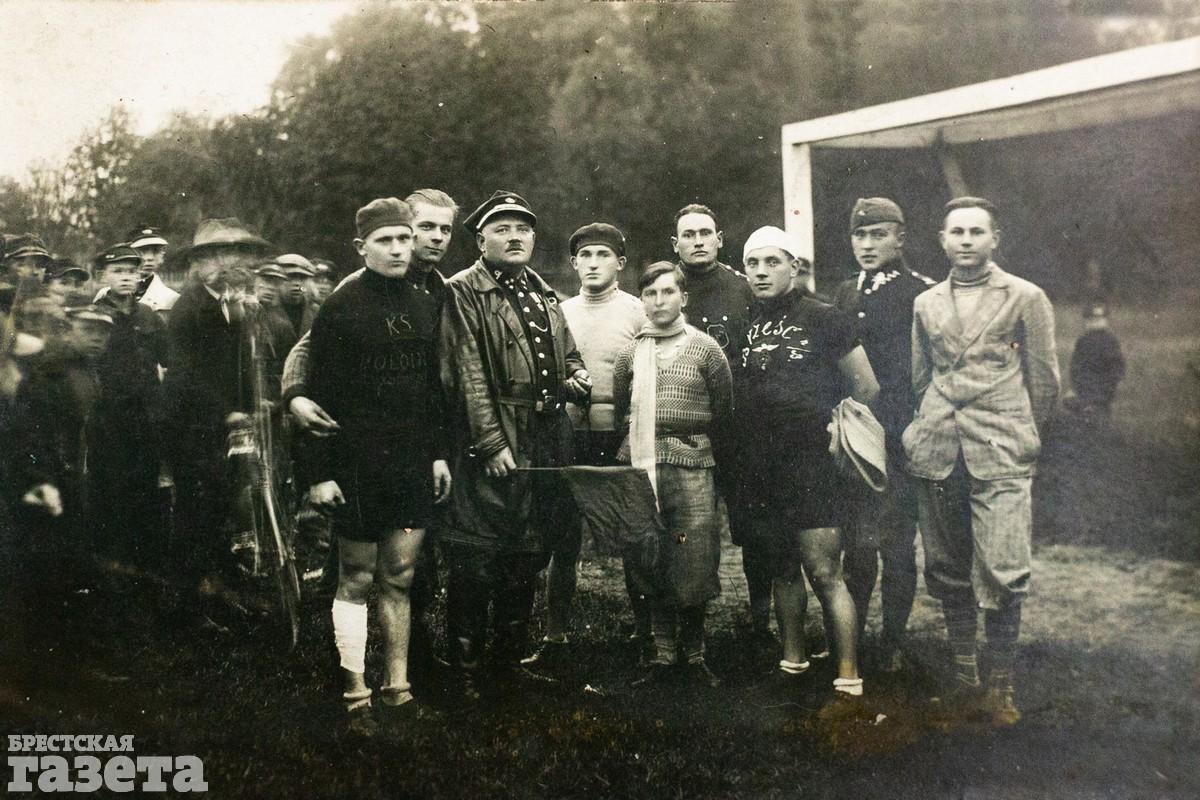 Николай Дранько (третий справа) во время соревнований за команду 6-го батальона саперов. Брест над Бугом.