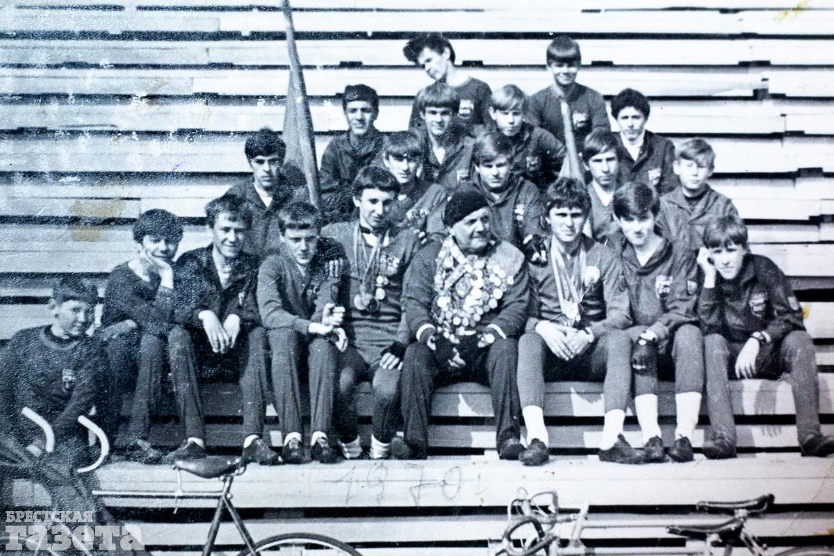 Николай Васильевич с учениками. 1970 год.