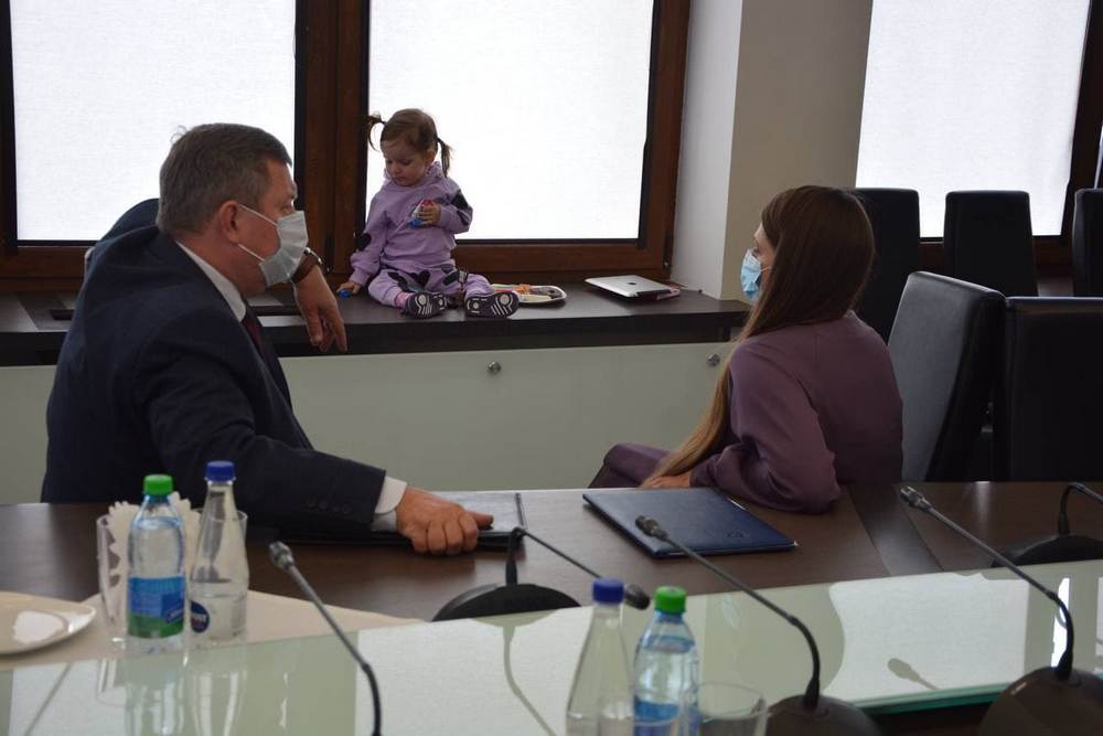 Екатерина и Арина Рудницкие на приеме у Александра Рогачука.