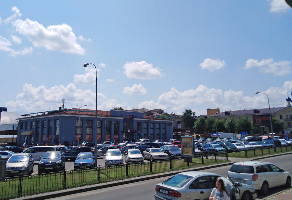 Парковка возле старого автовокзала в центре Бреста. Архивное фото BGmedia