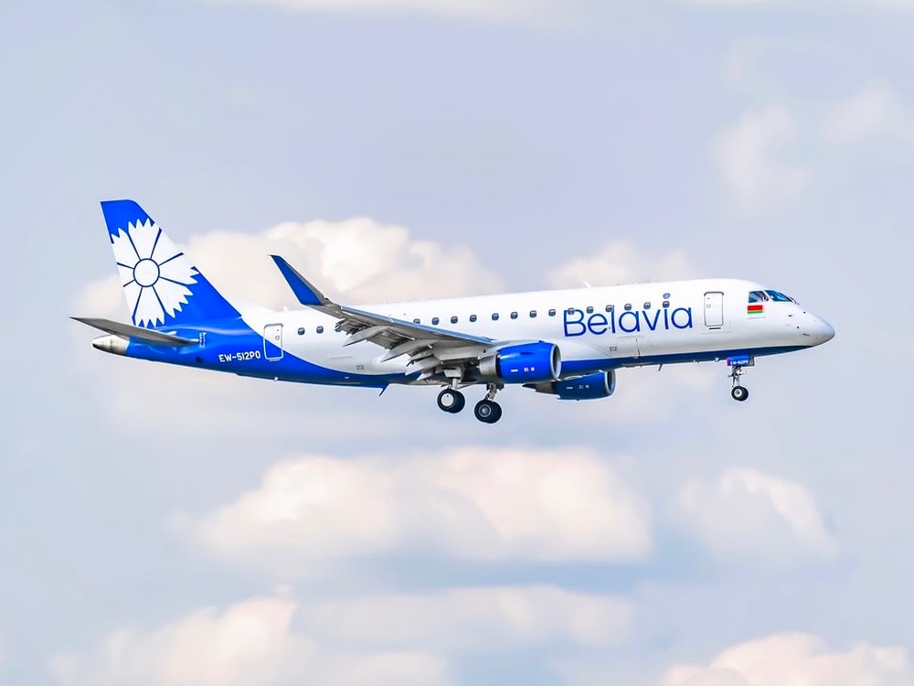 Авиалайнер «Belavia» над аэропортом Бреста