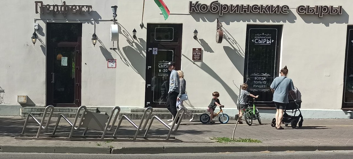 Велопарковка на улице Мицкевича в Бресте, которую раскритиковали брестчане. Фото: Брестский горисполком
