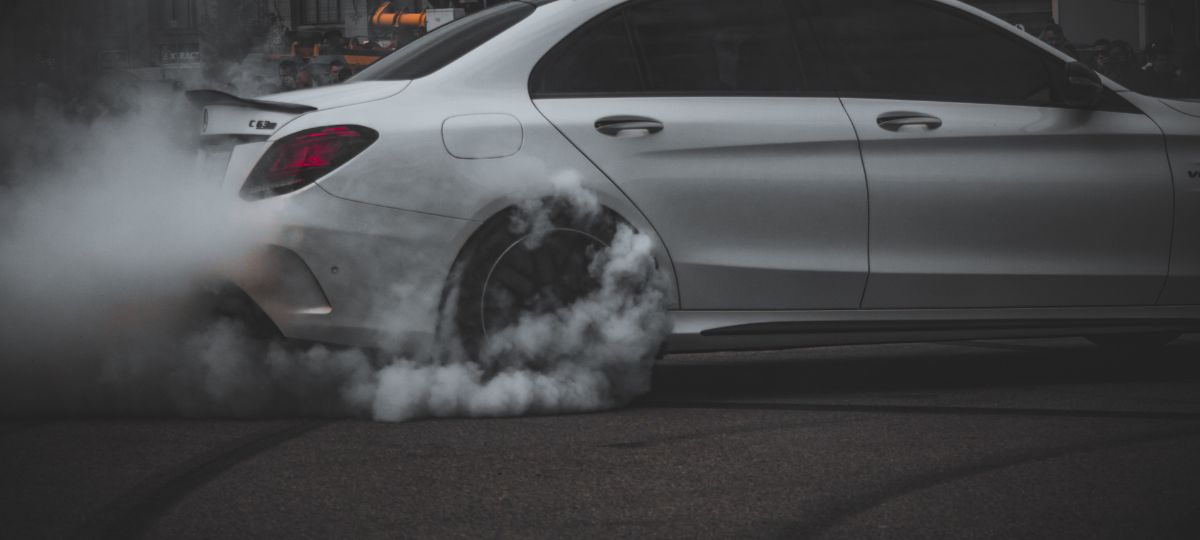 Машина во время дрифта на дороге