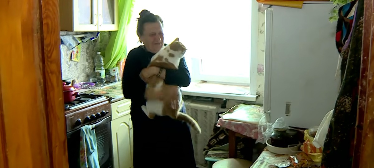 Елена Твердая с одним из своих котов. Скриншот видео