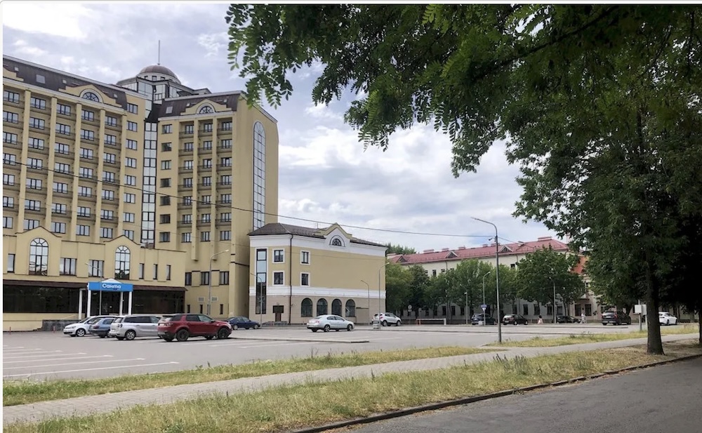 Пустая парковка за «Дидас-Персией» в Бресте после изменения тарифов. Фото: «Виртуальный Брест».