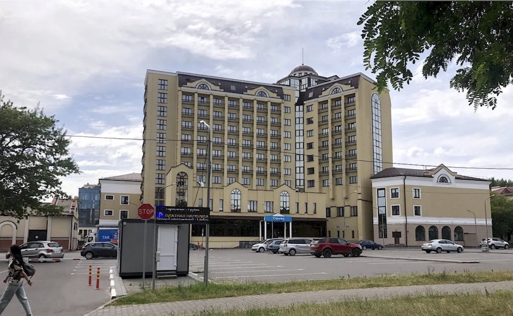 Пустая парковка за «Дидас-Персией» в Бресте после изменения тарифов. Фото: «Виртуальный Брест».