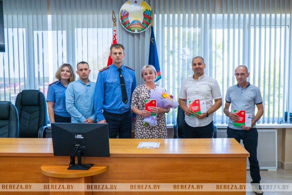 Иностранцы, которые получили гражданство в Березовском РОВД. Фото: bereza.by