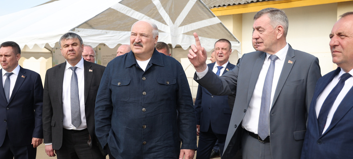 Юрий Шулейко первый слева от Александра Лукашенко