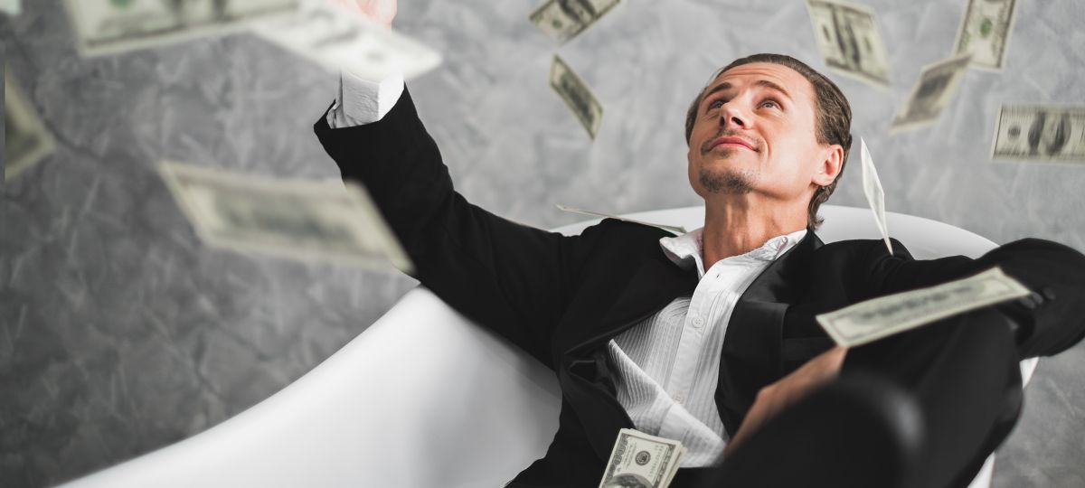 бог в ванной раскидывает деньги