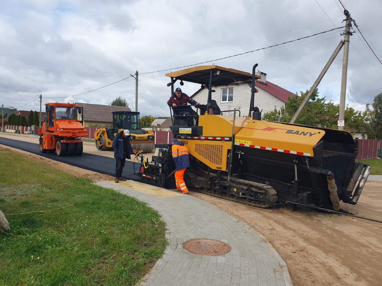 Работники ДЭП асфальтируют улицы в Бресте.