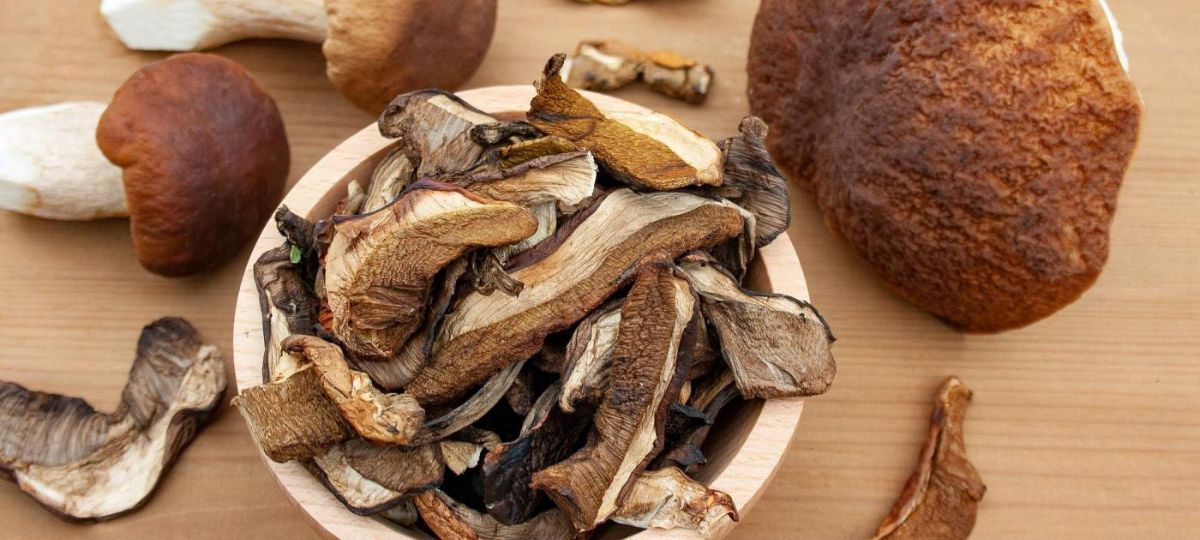 Сушеные грибы, белые грибы, корзина