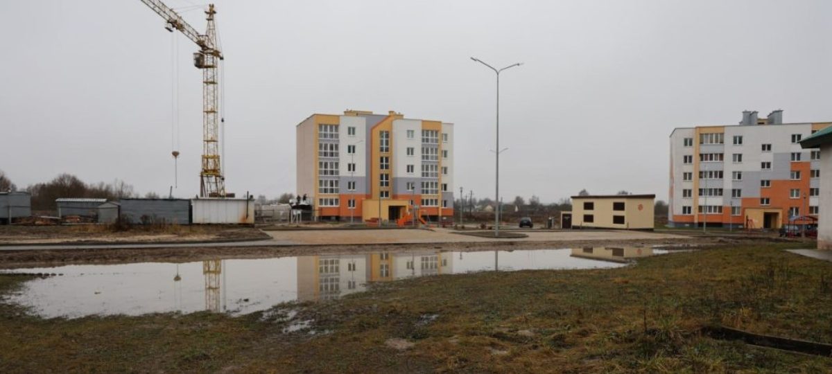 лужа возле многоквартирного дома