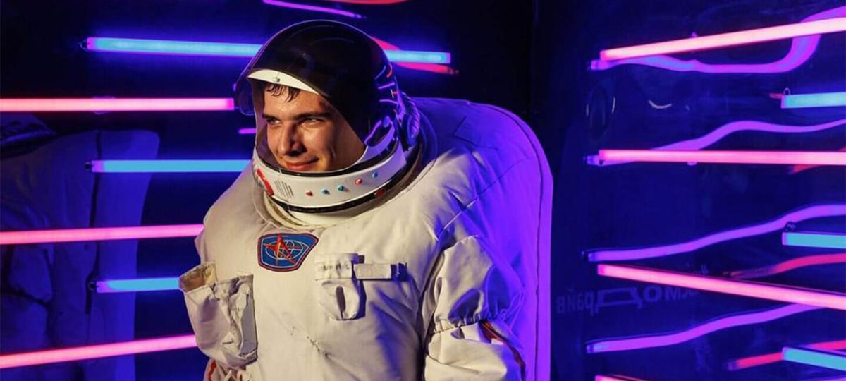 мужчина в костюме космонавта