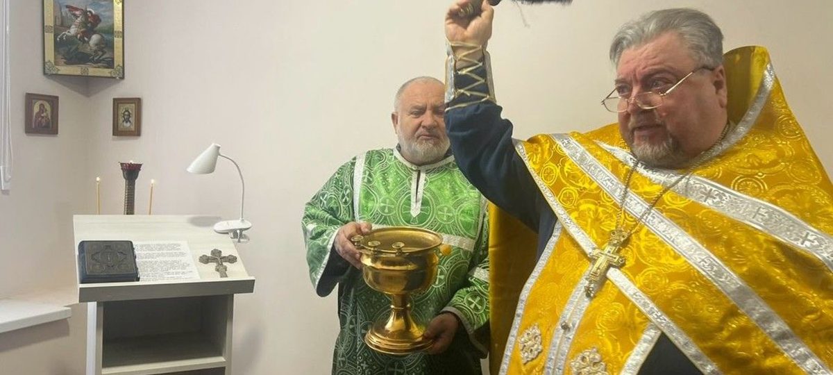 священники на работе