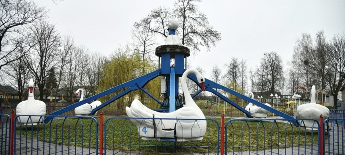 Карусель «Лебеди» в молодом парке Барановичей