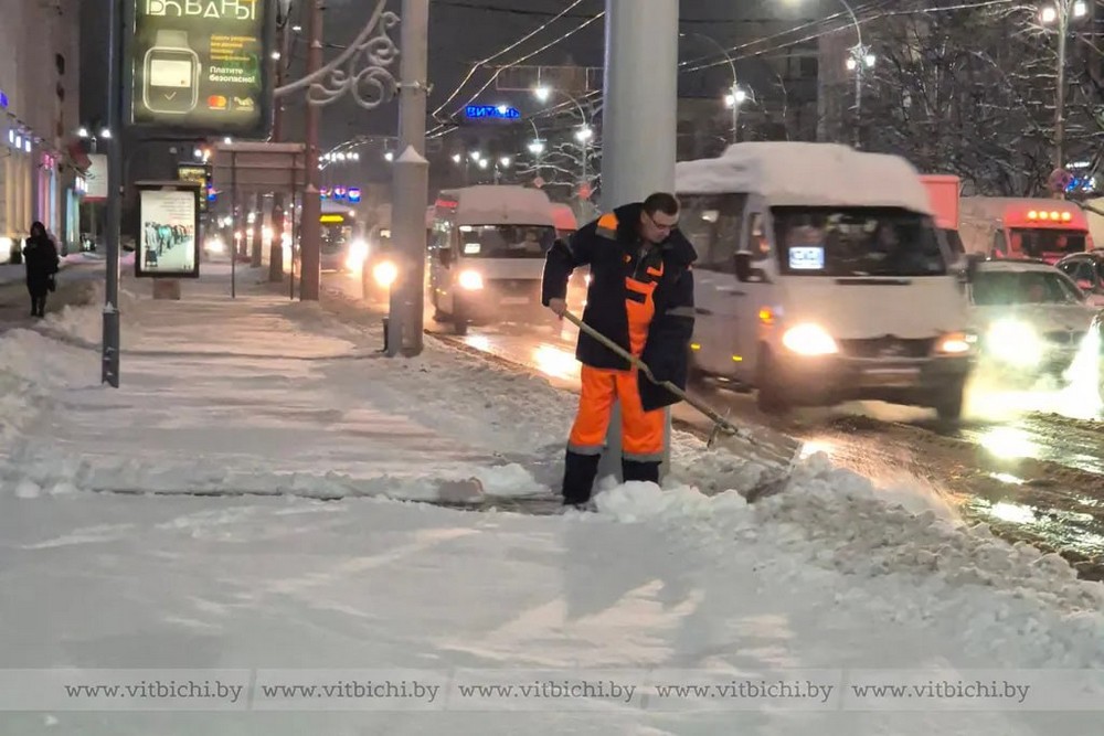 Коммунальные службы чистят улицы от снега в Витебске