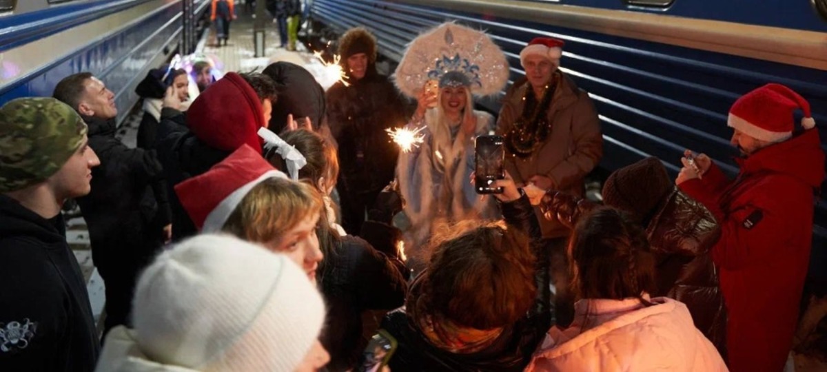 Компания беларусов встречает Новый год в поезде до Бреста. Фото Артема Устинова