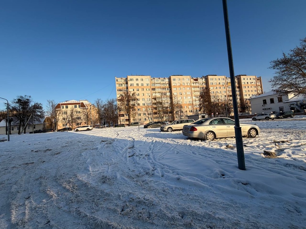 Парковка за «Дидас Персией» в Бресте.