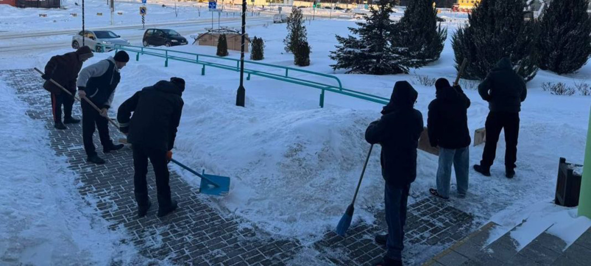 люди чистят снег