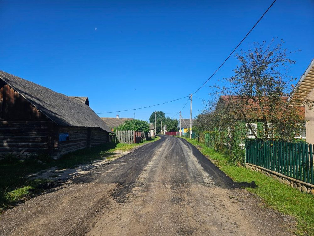 Асфальт в деревне Загорское уложили не везде. Фото: kraj.by