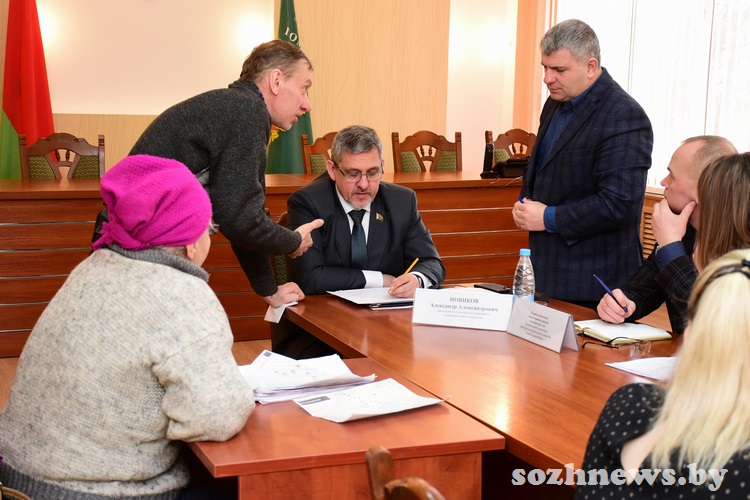 Председатель Гомельского райисполкома Александр Новиков во время личного приема граждан