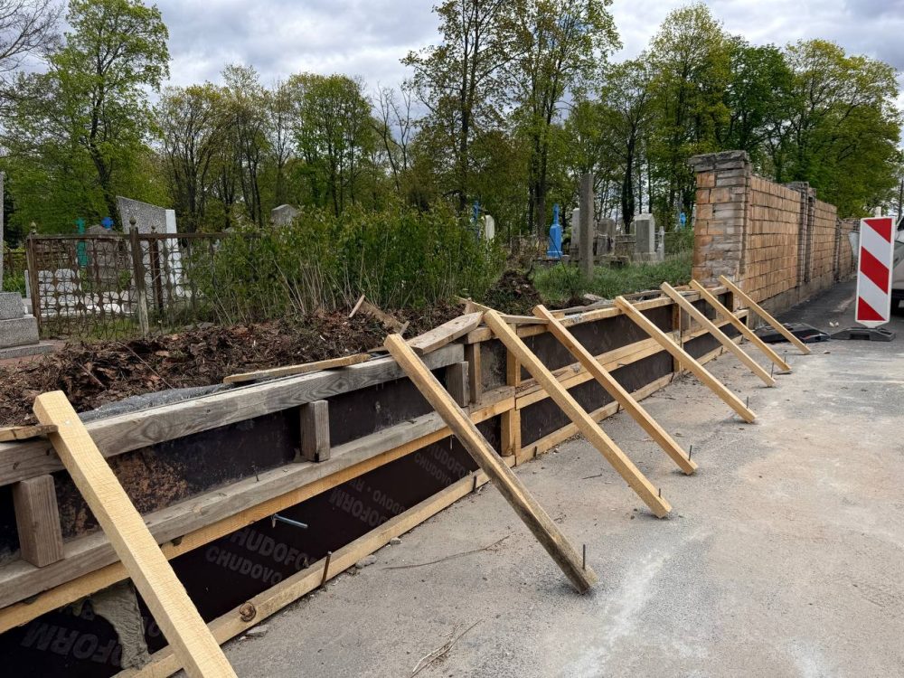 На Тришинском кладбище в Бресте меняют забор. Фото: Брестский горисполком