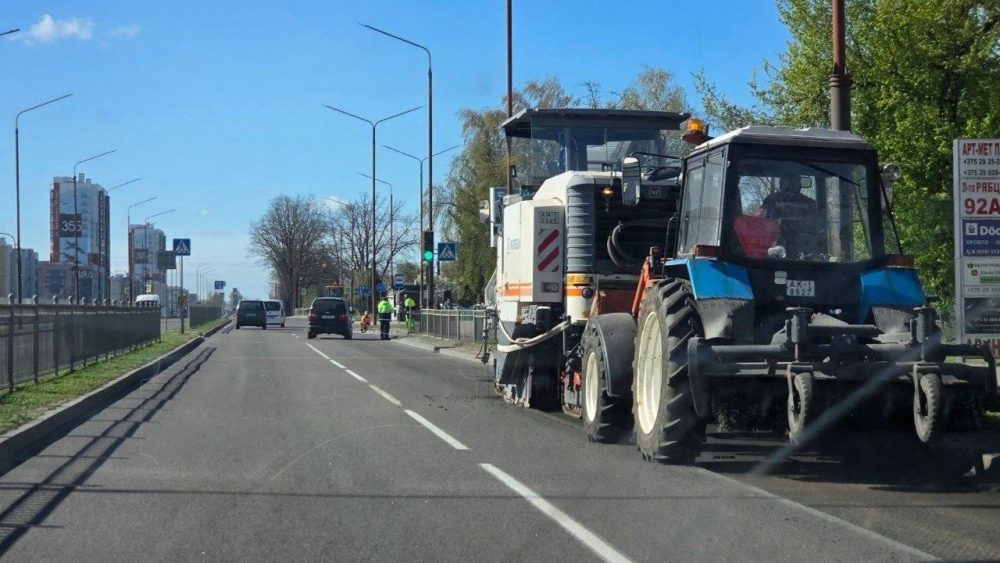 На улице Лейтенанта Рябцева в Бресте снимают верхний слой асфальта