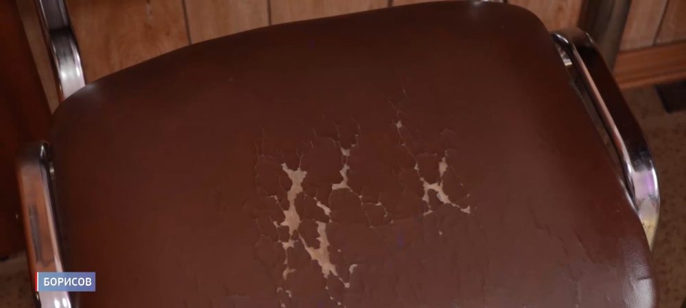 Ободранный стул в номере гостиницы «Березина» в Борисове. Скриншот видео