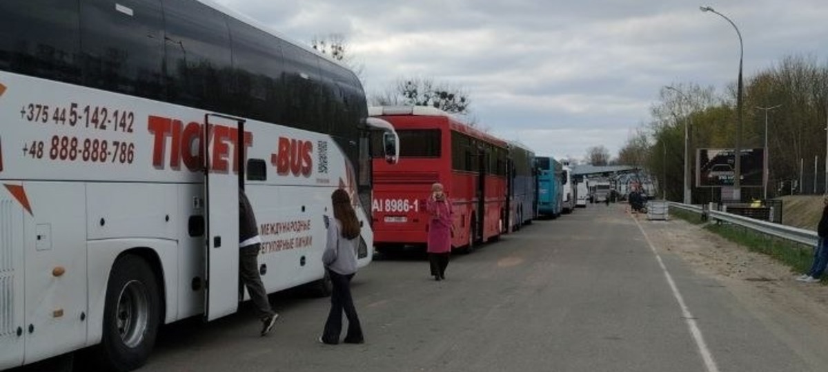 Очередь из автобусов перед пунктом пропуска «Брест» 10 апреля 2026 года. Фото из приграничного чата