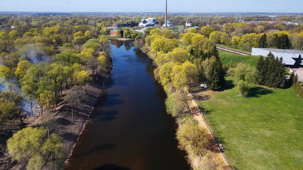 Ремонт красной дорожки (справа вдоль Мухавца) в Брестской крепости с высоты птичьего полета. Скриншот видео