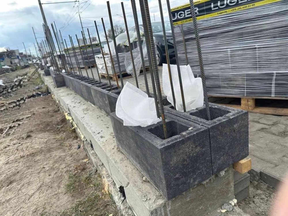 Установка нового забора на Тришинском кладбище в Бресте