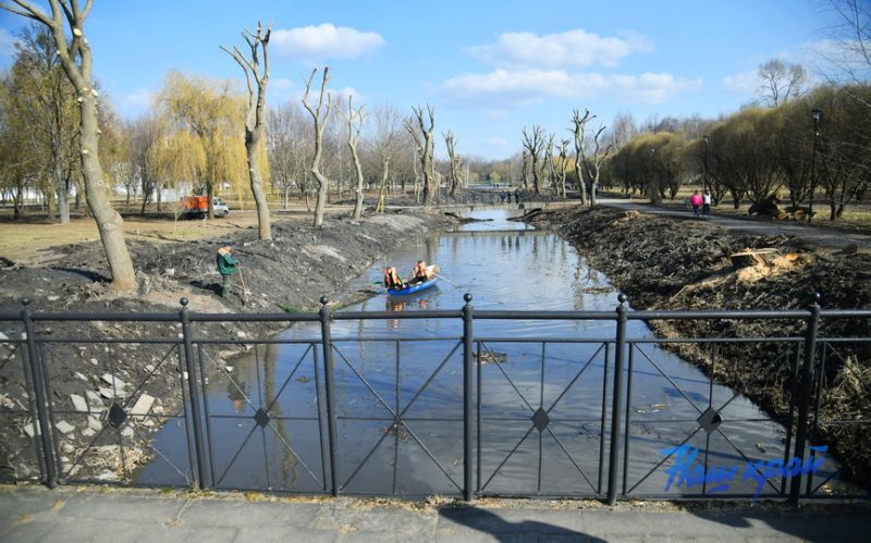 В Барановичах чистят канал Светиловского озера. Фото: «Наш край»