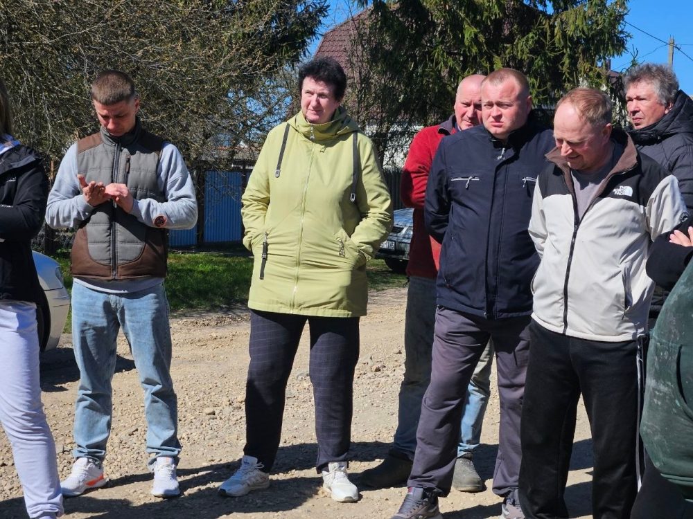 Встреча жителей Молодечно с чиновниками по поводу асфальтирования улицы