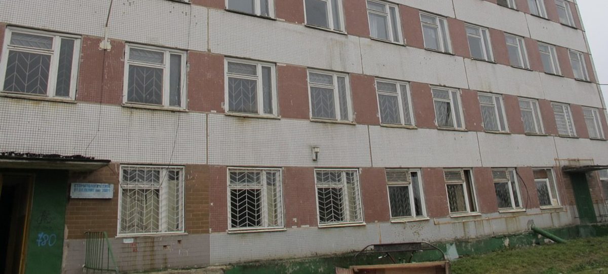 старое здание без ремонта
