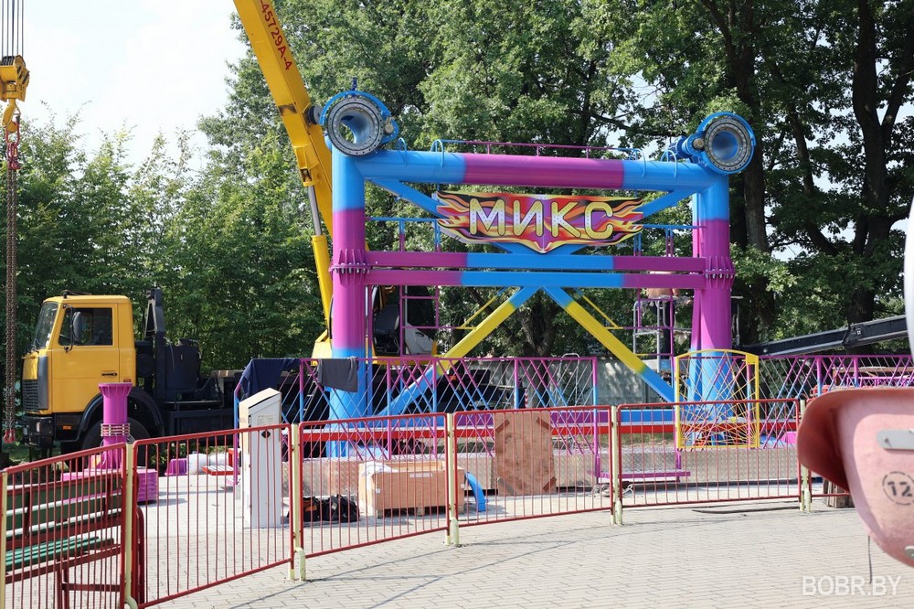 В парке Бобруйска монтируют новый аттракцион