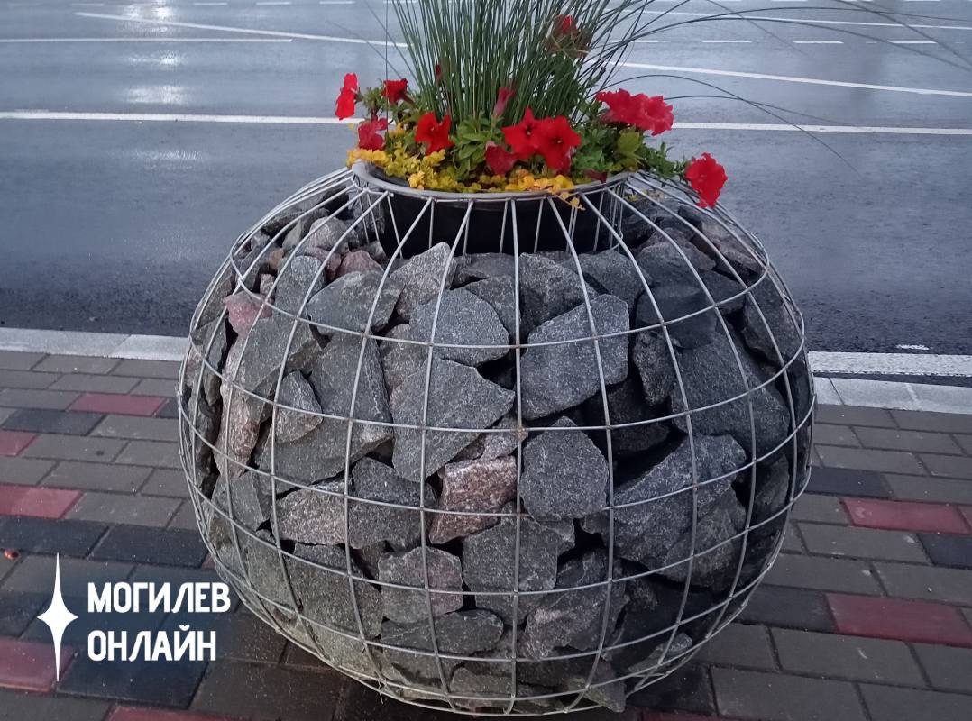 каменная клумба
