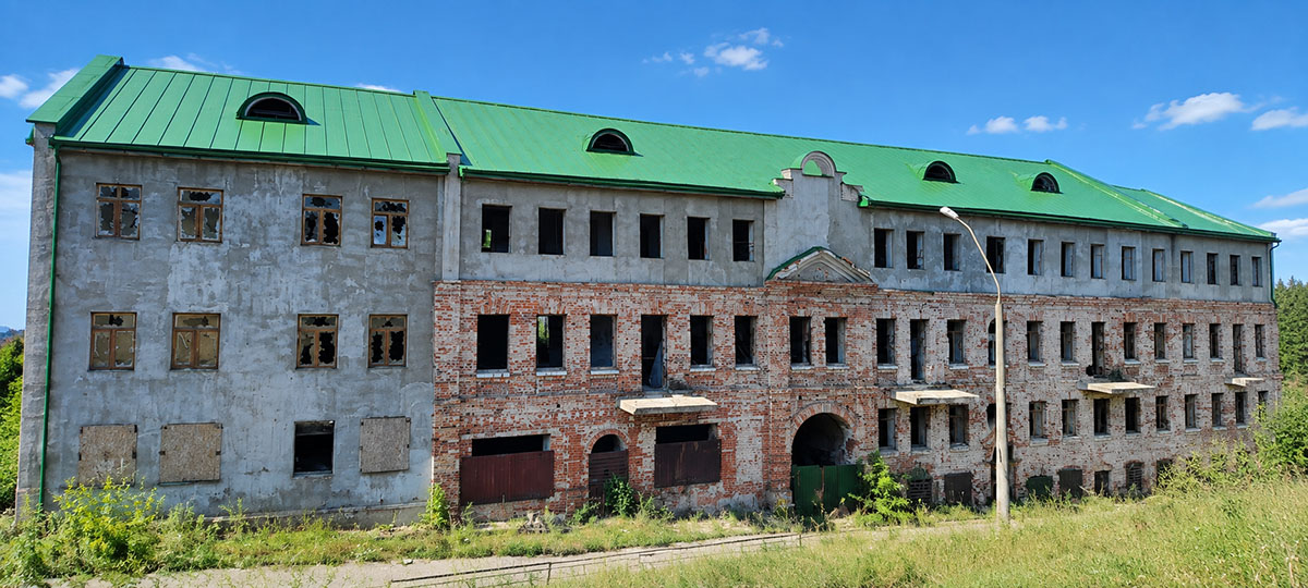 историческое заброшенное здание