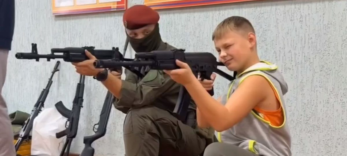 военные и школьниками