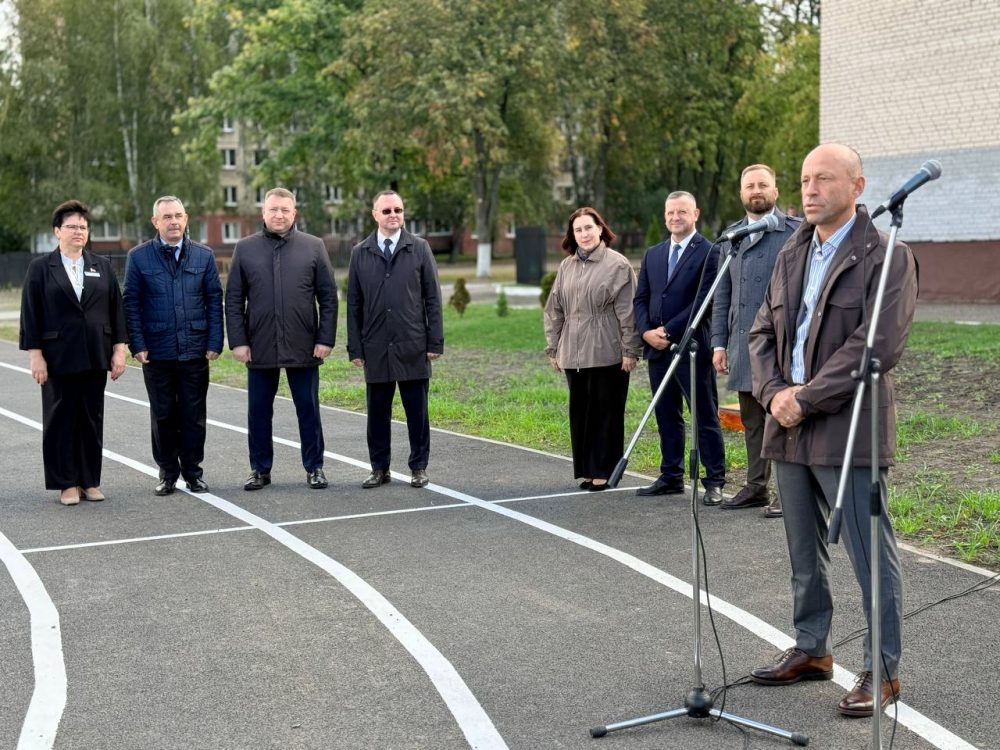 Александр Мошенский на открытии спортплощадки в гимназии №4 Бреста. Фото: Брестский горисполком