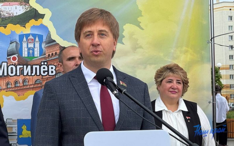 Депутат Павел Попко на линейке в СШ №1 Барановичей 1 сентября 2026 года