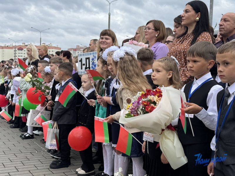 Линейка в СШ №1 Барановичей 1 сентября 2026 года. Фото: «Наш край»