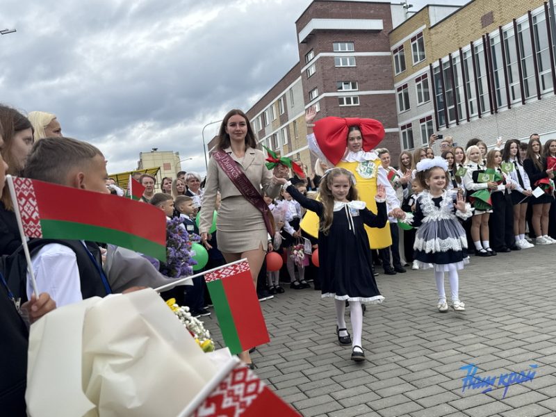 Линейка в СШ №1 Барановичей 1 сентября 2026 года. Фото: «Наш край»