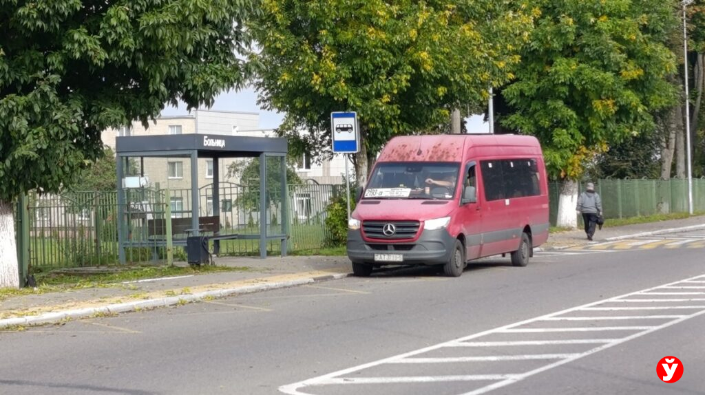 Маршрутка на остановке в Логойске