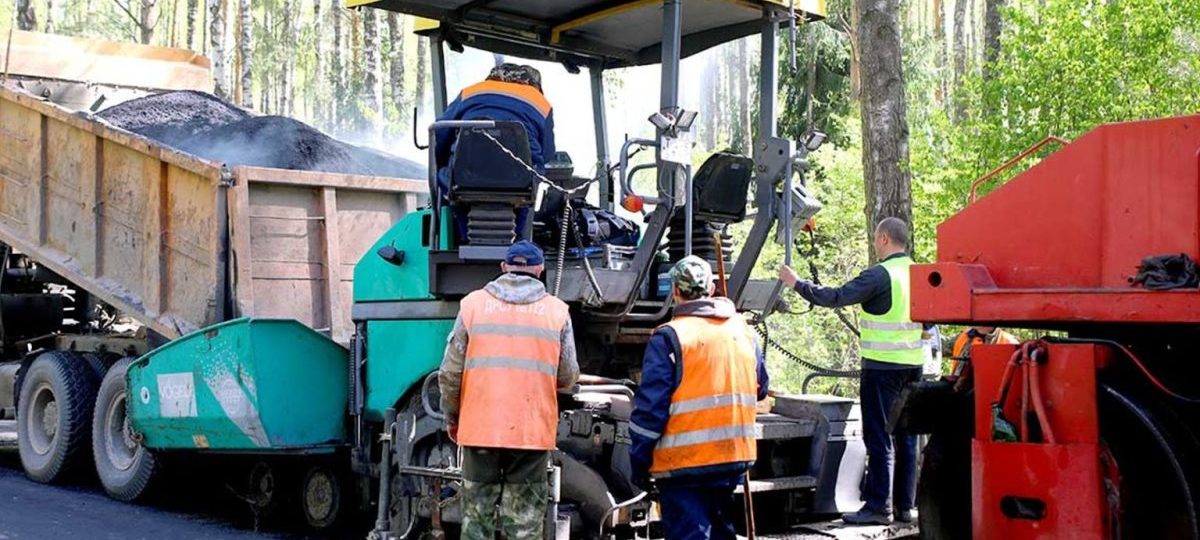 дорожники выполняют ремонт дороги