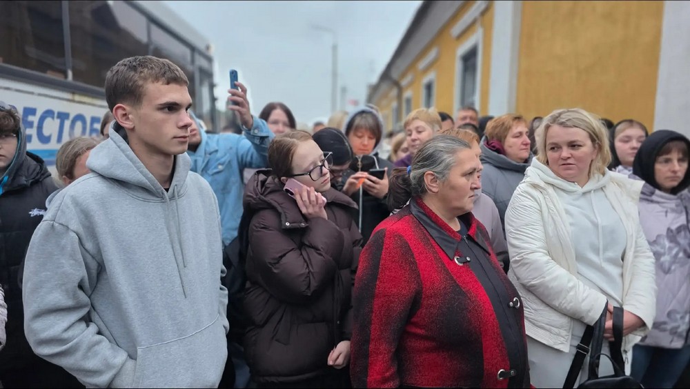 Родственники призывников в Кобрине 23 октября 2026 года. Фото: «Кобринский вестник»